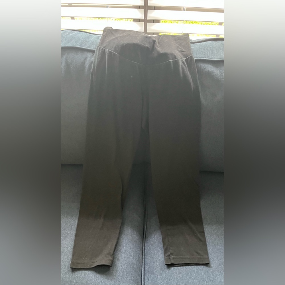 A pea in the pod capri leggings